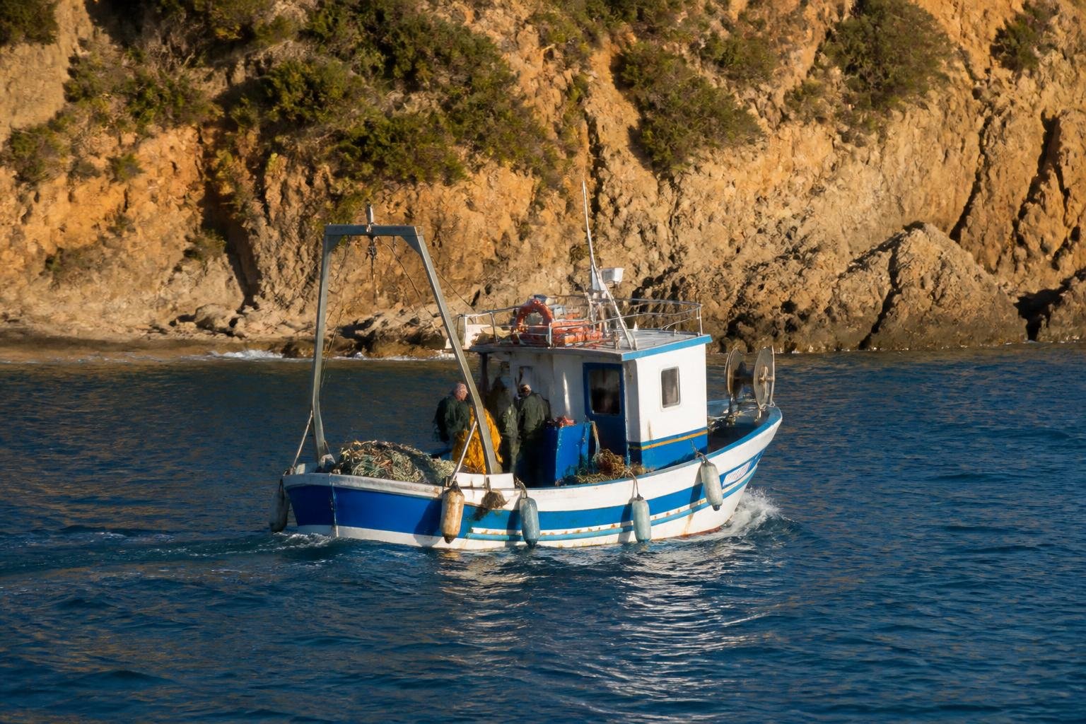 Petit chalutier de pêche artisanale en Méditerranée