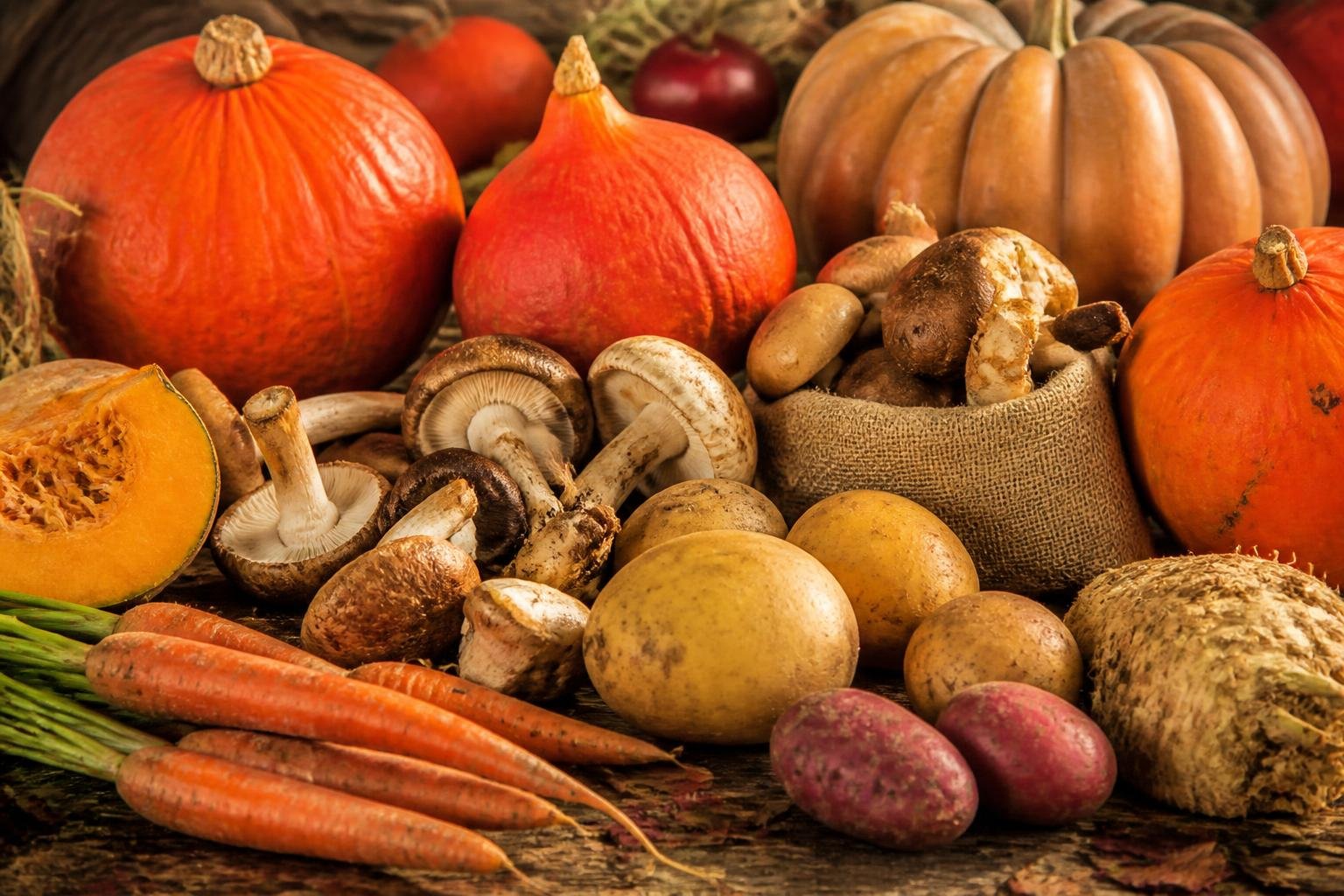 Courges, potimarrons et champignons d'automne aux teintes chaudes