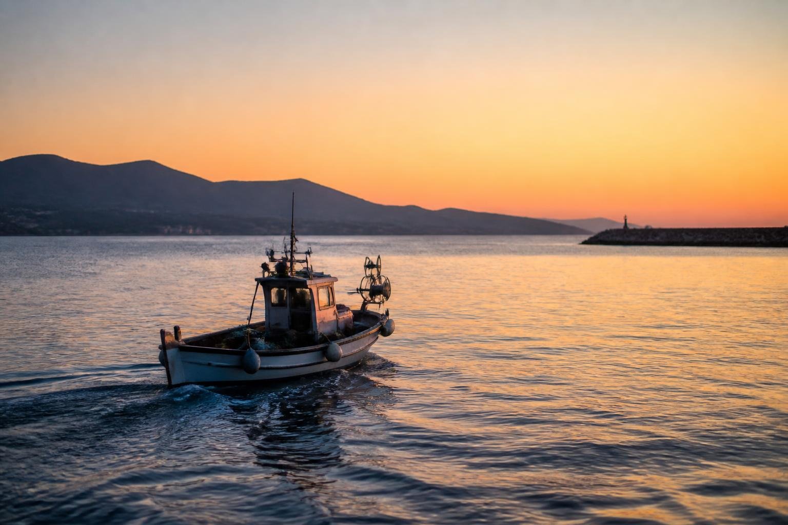 Petit bateau de pêche côtière au retour de la mer en Méditerranée